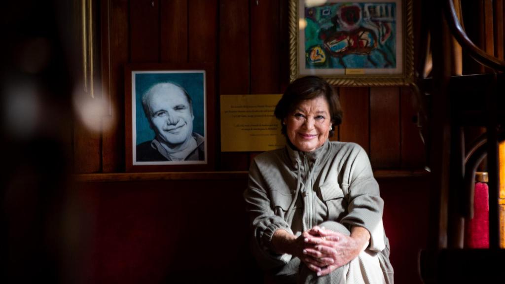 Teresa Rabal en el mítico Café Gijón, cuartel general de Paco Rabal, junto al retrato de su padre.
