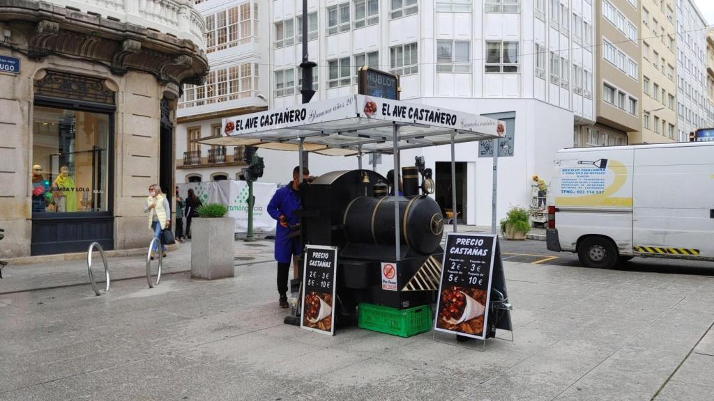 El puesto de castañas ya está en el plaza de Lugo