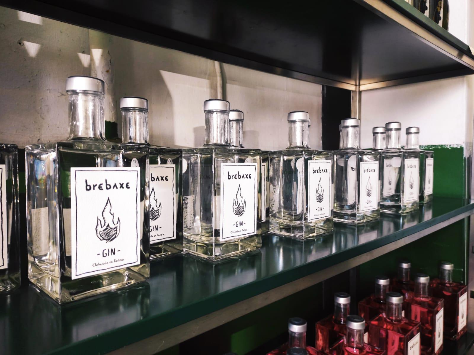 Ginebras ‘Brebaxe’ en ‘Licores Rivas’. Foto: Quincemil.