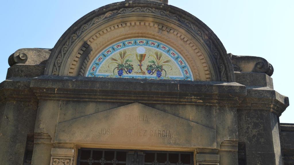 Un curioso mausoleo del cementerio.