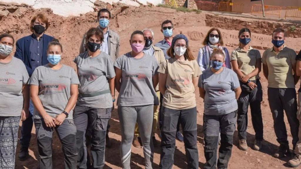 Foto de familia durante la visita del presidente de la Diputación de Ciudad Real, José Manuel Caballero