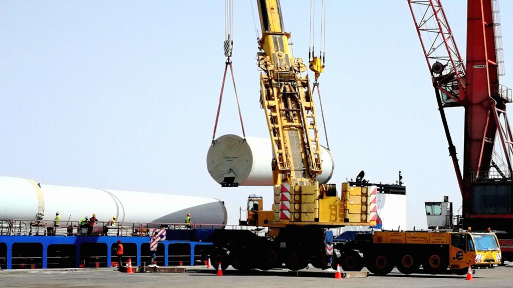 Descarga de mástiles de Siemens Gamesa en el puerto de El Aaiún para el parque eólico de Bojador.