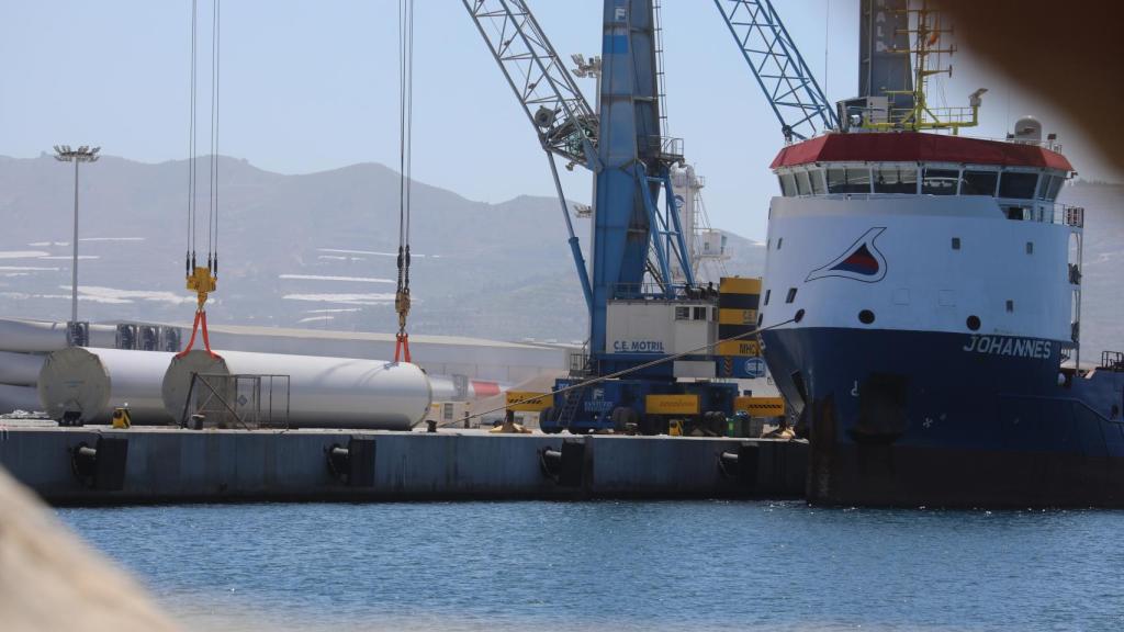 Se cargan grandes mástiles a bordo de un buque alemán para su transporte al Sáhara.