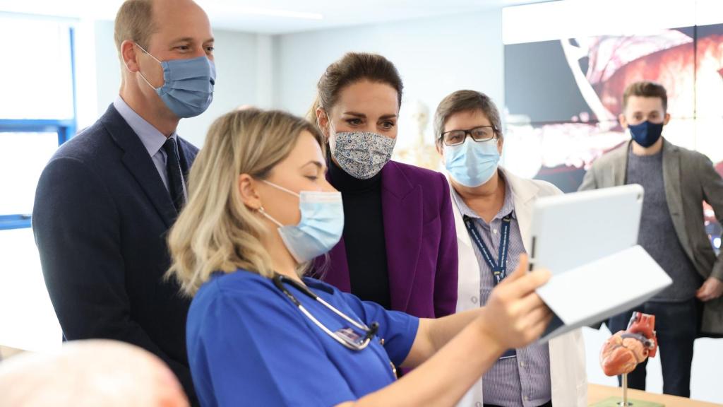 Los duques, asistiendo a uno de sus últimos compromisos, en un centro sanitario en el norte de Irlanda.