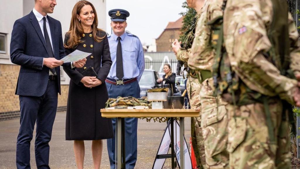 Los duques de Cambridge, durante un homenaje militar al duque de Edimburgo.