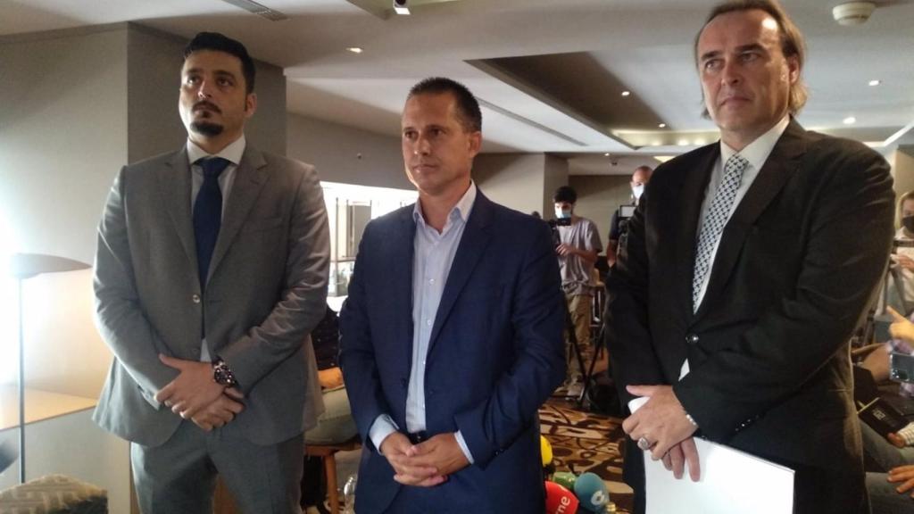 Paradas Romero, junto a sus abogados