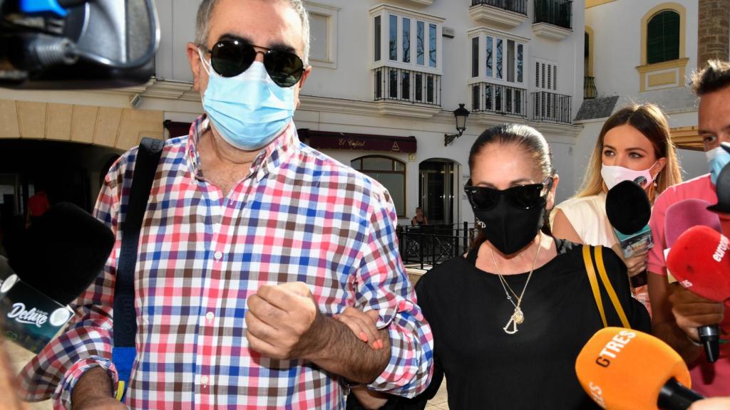 Imagen de archivo de Isabel Pantoja y su hermano Agustín acudiendo a los juzgados de Chipiona.