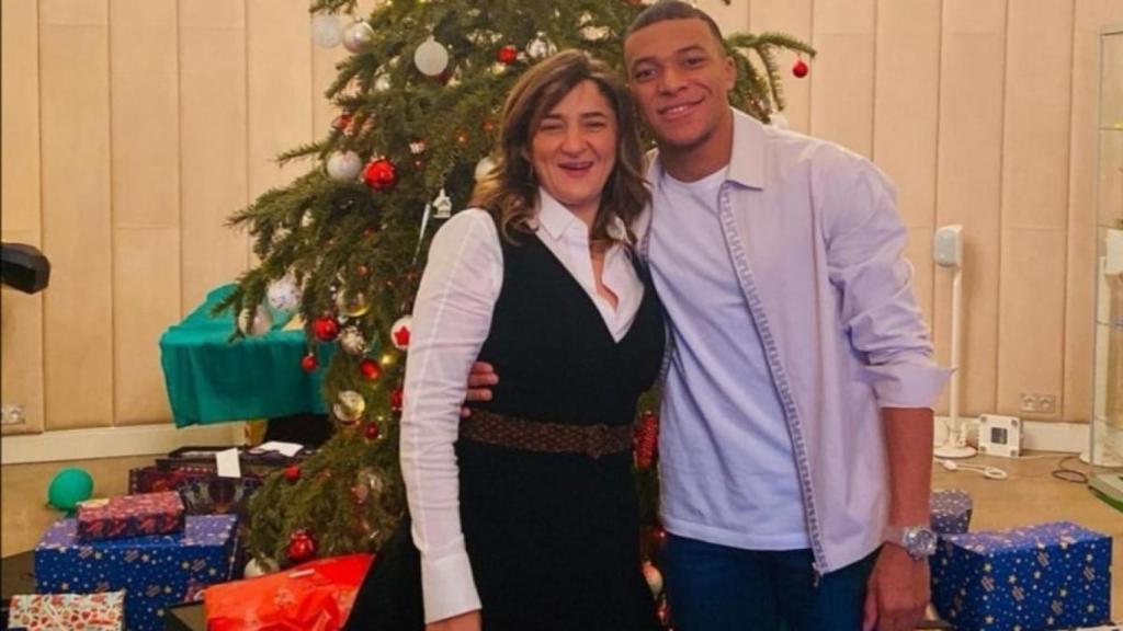 Fayza Lamari y Kylian Mbappé compartiendo una foto en Navidad