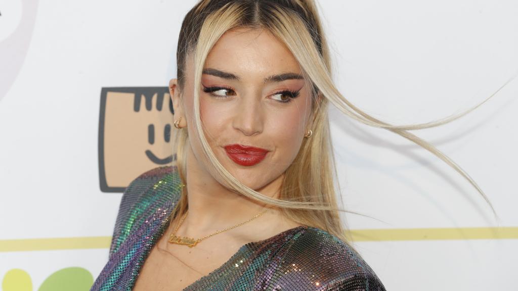 Lola Índigo lució una coleta alta para la noche en la que obtuvo dos nominaciones.