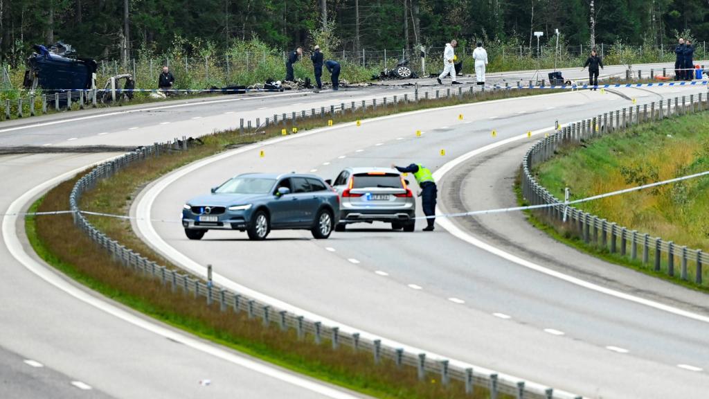 Los forenses examinan el vehículo y la zona en la que se produjo el accidente en el que murió Lars Vilks.