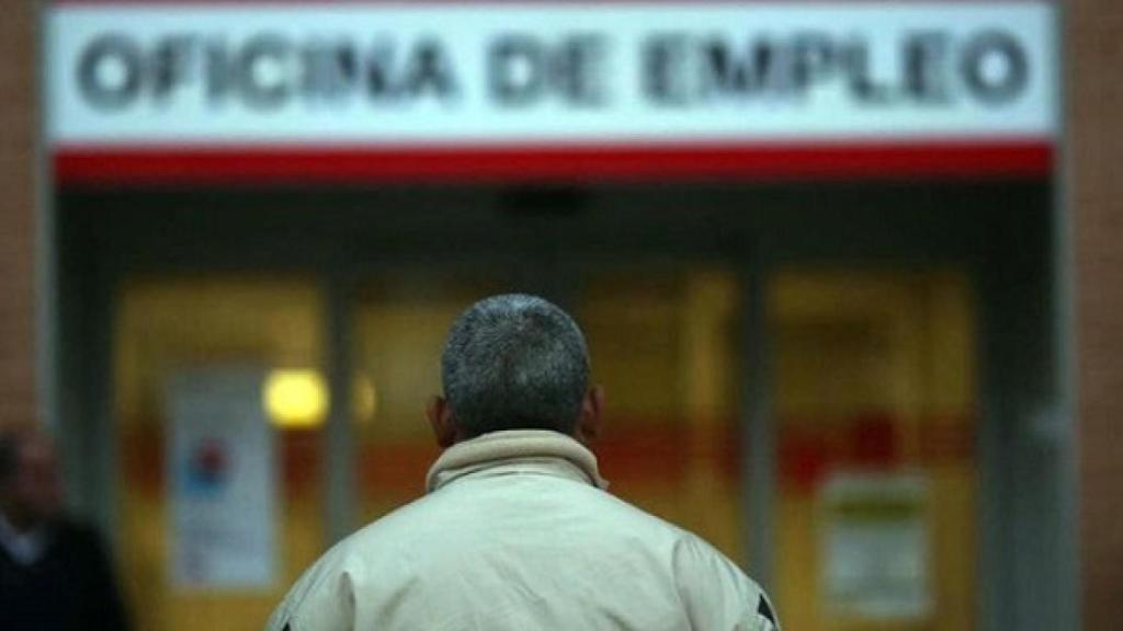 Un desempleado frente a una oficina de empleo.