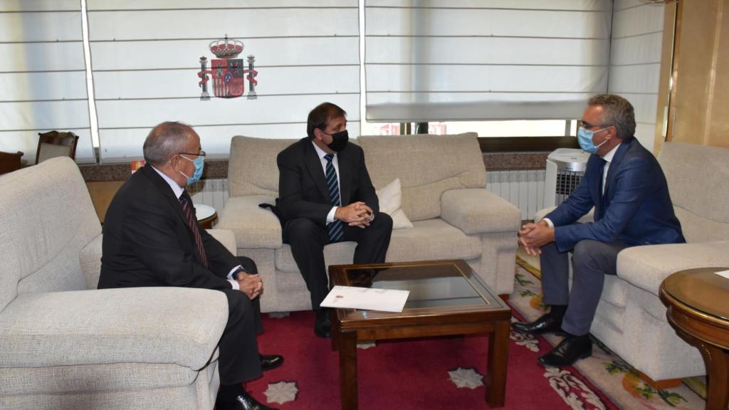 El subdelegado de Gobierno en Valladolid, Emilio Álvarez, el presidente de Correos, Juan Manuel Serrano y el delegado de Gobierno, Javier Izquierdo, momentos antes de la reunión