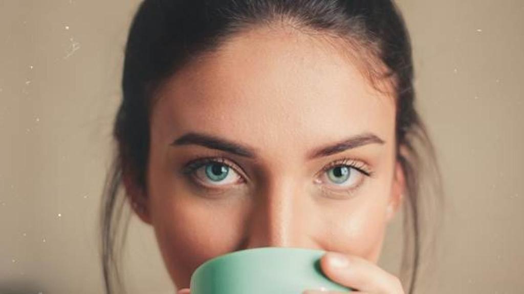 Primer plano de una chica de largas pestañas.