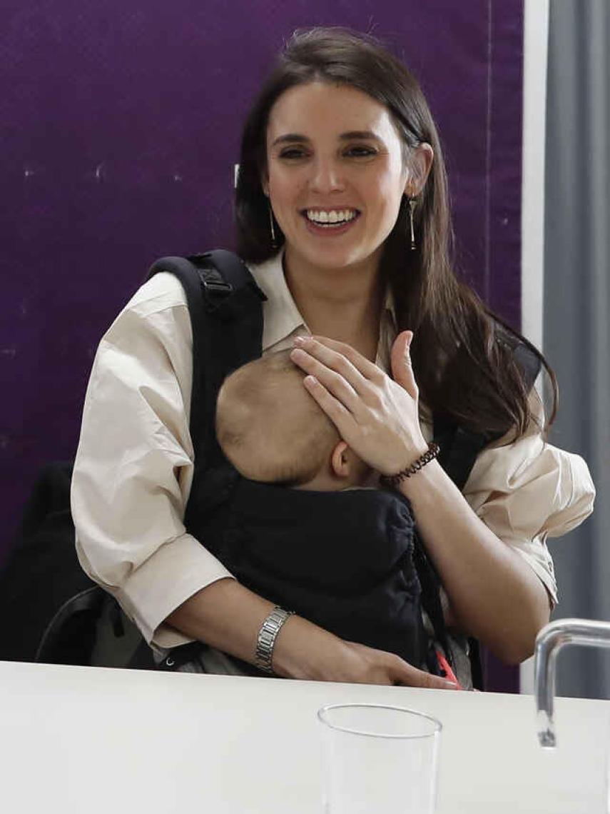 Irene Montero sostiene en sus brazos a su hija pequeña, Aitana.