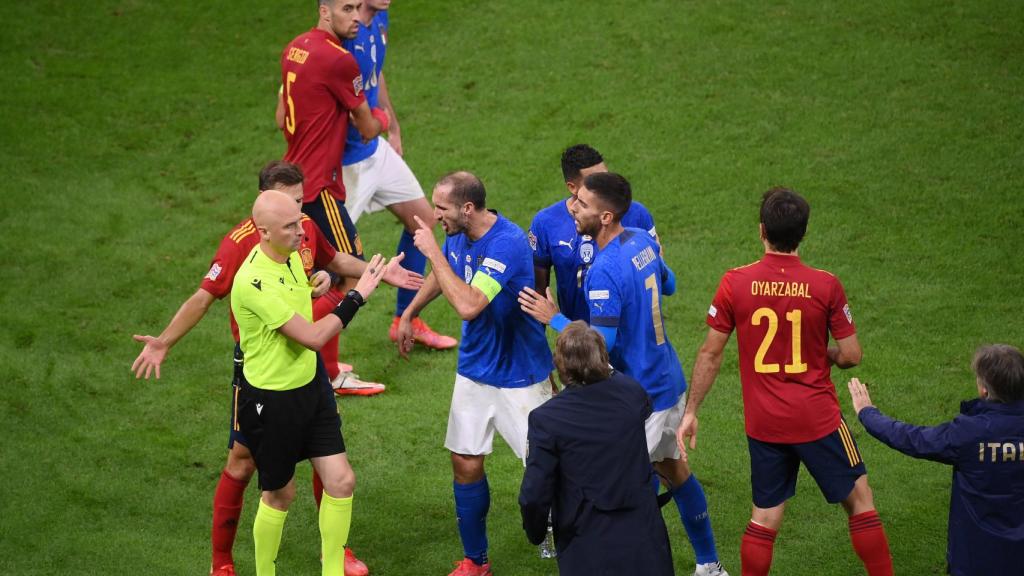 Chiellini protesta al árbitro en un momento de tensión en el Italia - España