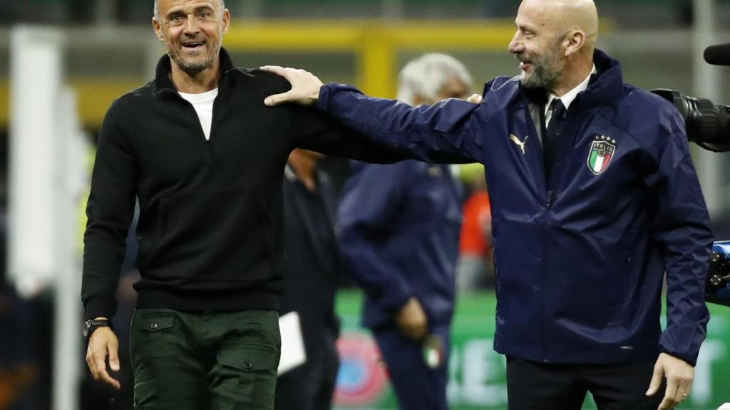 Luis Enrique se saluda amistosamente con Gianluca Vialli