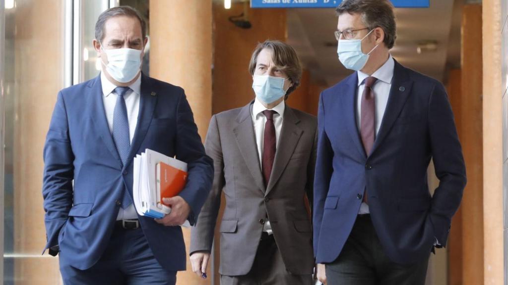 El consejero de Hacienda, Valeriano Martínez (i), junto al presidente de la Xunta de Galicia, Alberto Núñez Feijóo.