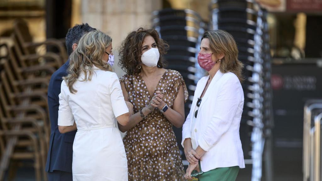 La vicepresidenta tercera del Gobierno y ministra de Trabajo y Economía Social, Yolanda Díaz; la ministra de Hacienda, María Jesús Montero, y la vicepresidenta tercera y ministra para la Transición Ecológica y el Reto Demográfico, Teresa Ribera.