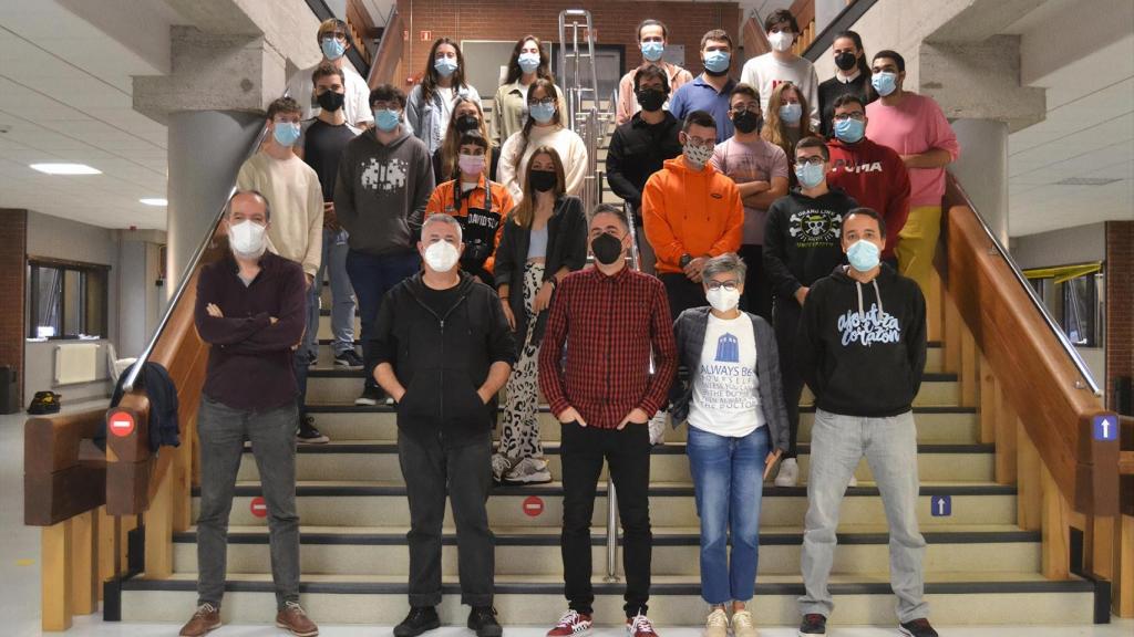 El ilustrador gallego se ha reunido con algunos de los alumnos que participarán en el proyecto.