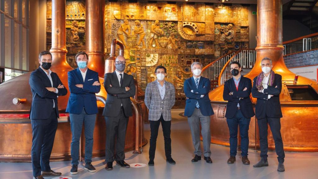 Firma del convenio entre MEGA y A Coruña Convention Bureau