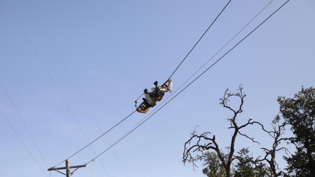 Una imagen del robot Bombyx, instalando fibra óptica sobre un tendido eléctrico de media tensión.