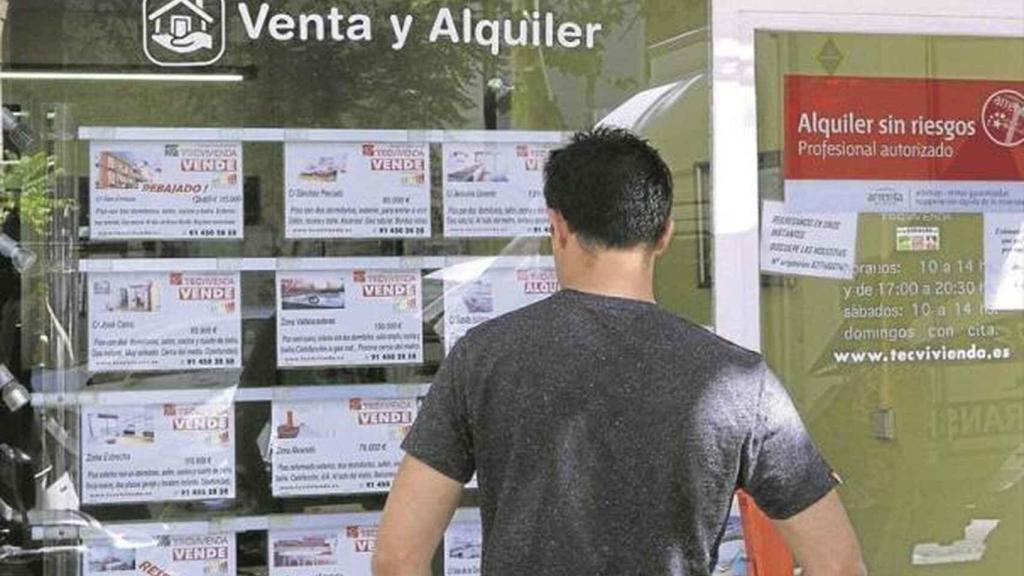 Un joven busca un piso de alquiler.
