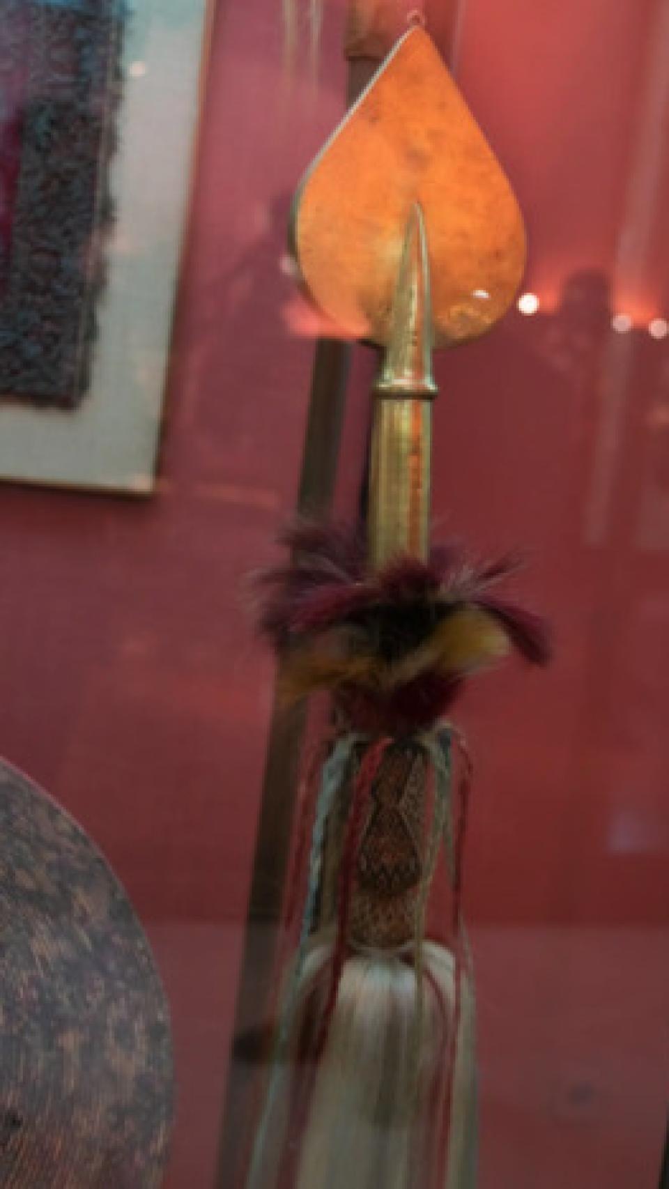 Uno de los estandartes de crin de caballo coloreada.