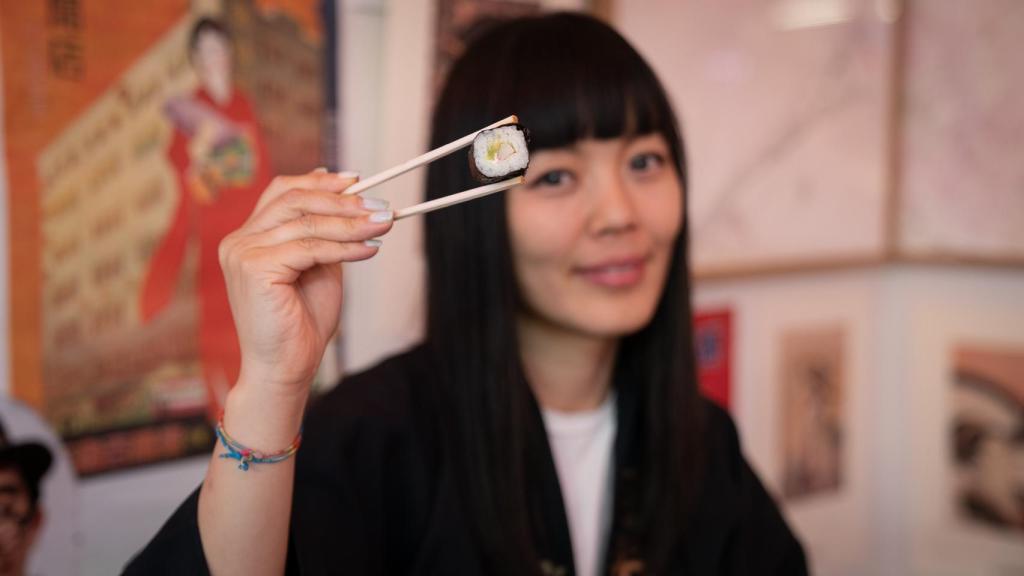 Yoka Kamada coge uno de los 'makis' probados durante la cata.