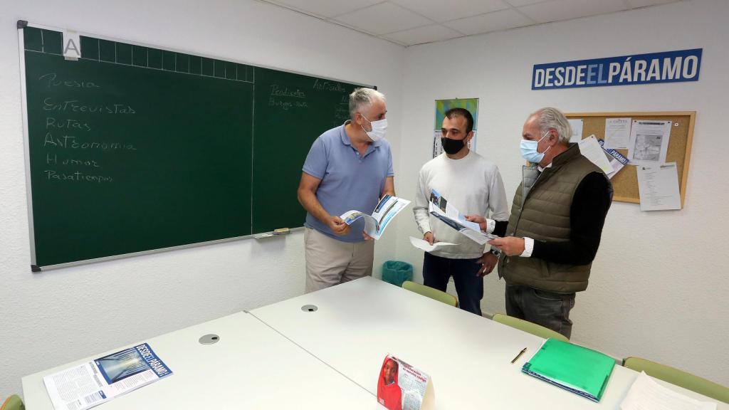 El director de la prisión charla con dos de los miembros de la revista / ICAL