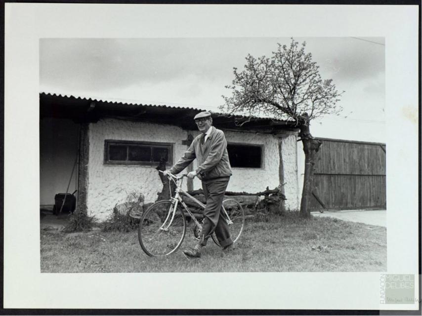 Miguel Delibes, junto a su bicicleta