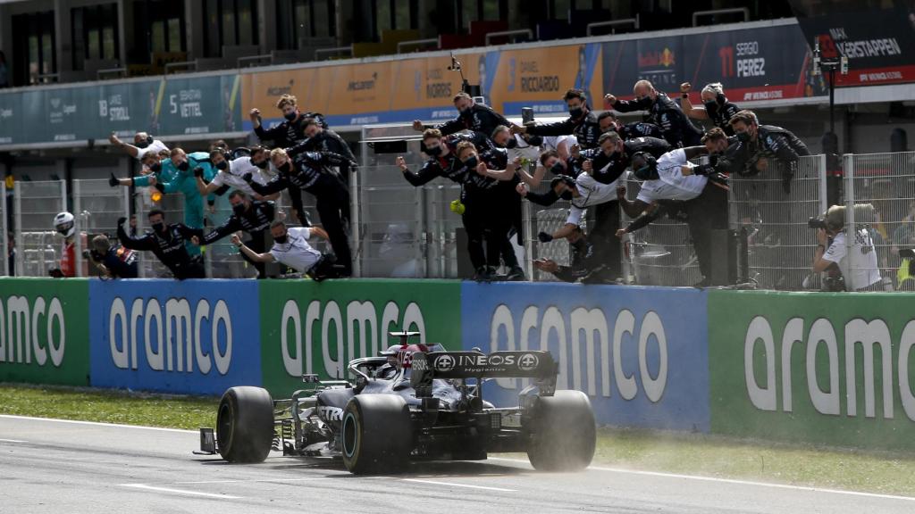 Lewis Hamilton celebra su victoria con el muro en el Gran Premio de España de Fórmula 1 de 2021