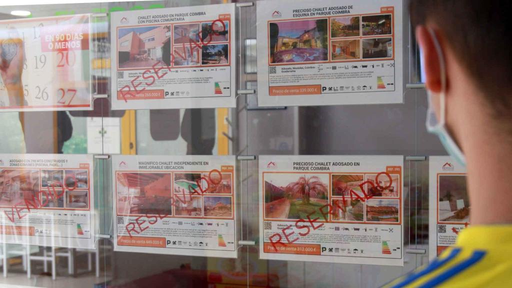 Un comprador buscando vivienda, en imagen de archivo.