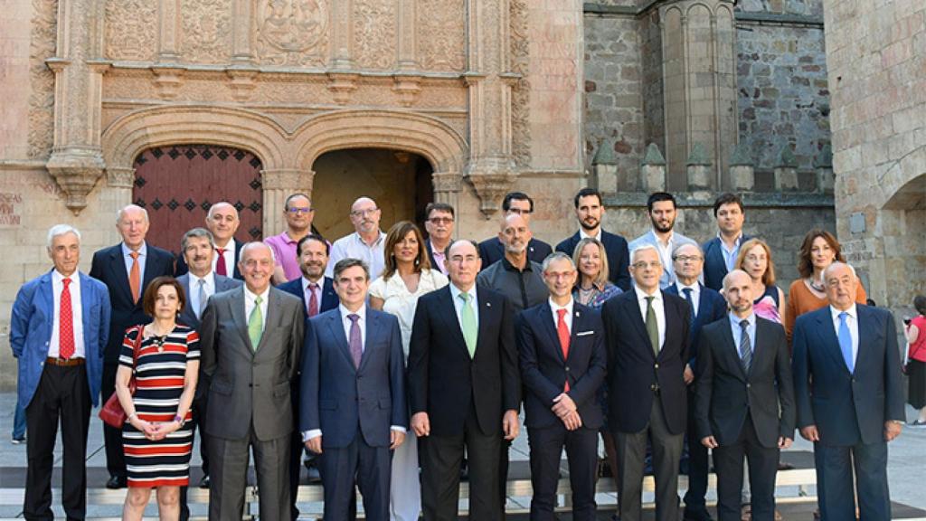 Foto de familia de los miembros del Consejo Social de la USAL en el Patio de Escuelas