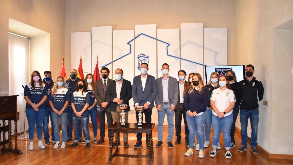 El VRAC y El Salvador, durante la presentación del I Torneo de rugby femenino