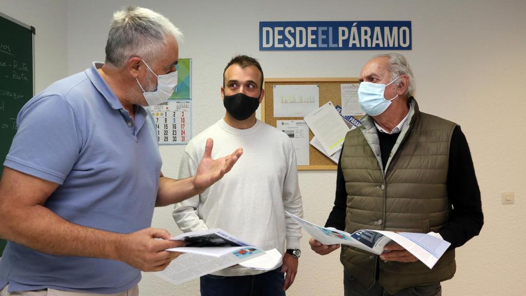 El director de la prisión con dos de los miembros del consejo de redacción / ICAL