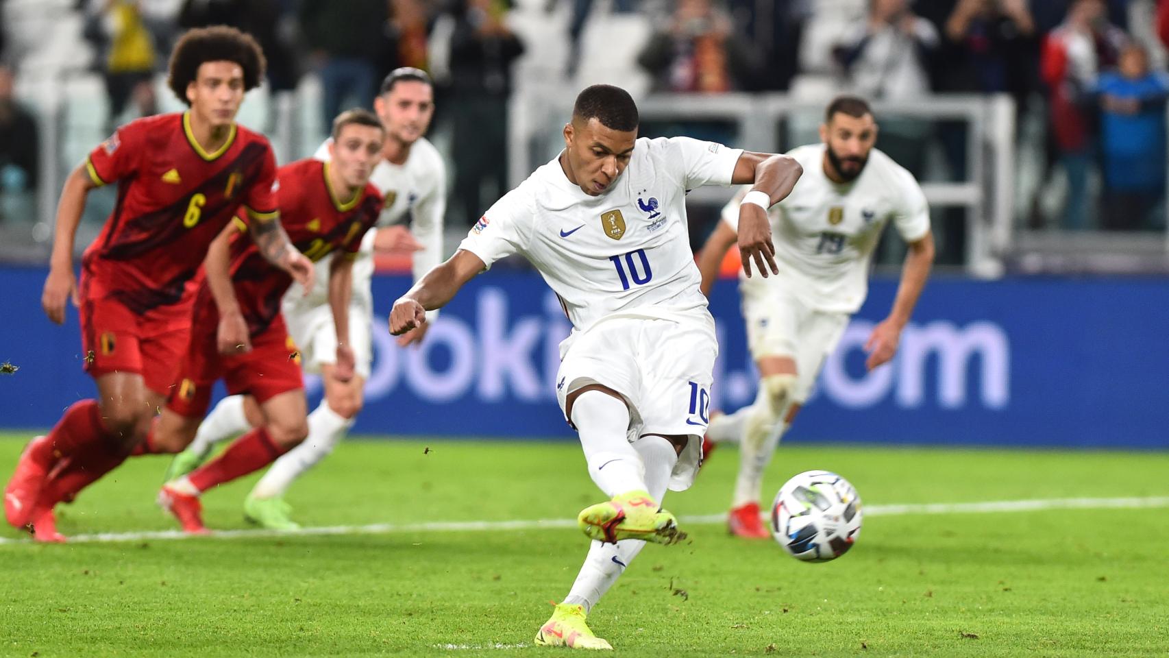 Kylian Mbappé tira el penalti durante el Bélgica - Francia