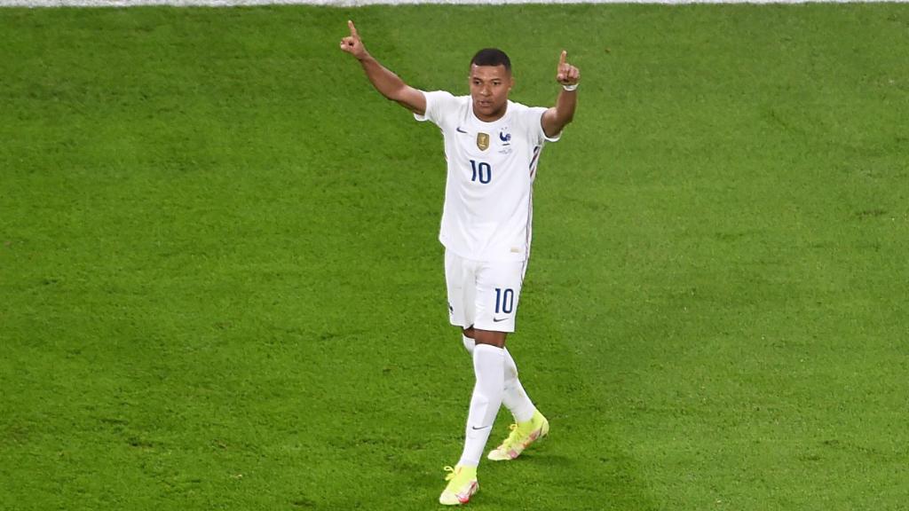 Kylian Mbappé celebra su gol durante el Bélgica - Francia