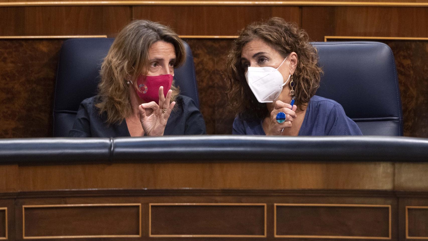 La vicepresidenta tercera y ministra para la Transición Ecológica y el Reto Demográfico, Teresa Ribera,  y la ministra de Hacienda y Función Pública, María Jesús Montero .
