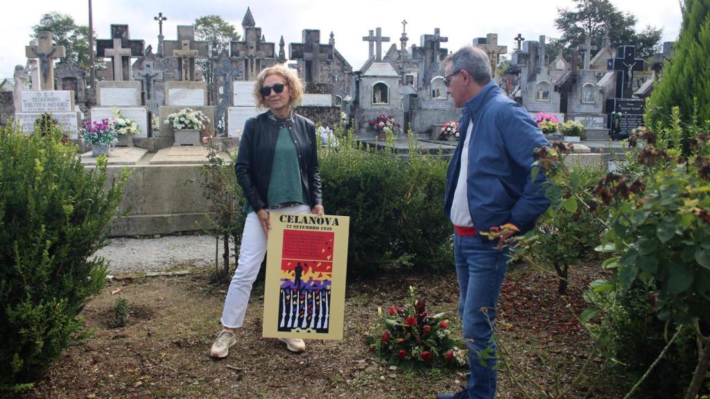 Familiares visitan la tumba de uno de los asturianos fusilados en Celanova.