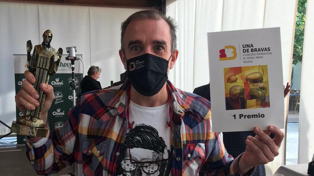 Iñaki Rodaballo, este lunes, levantando el premio que acredita a sus bravas como las mejores de España.