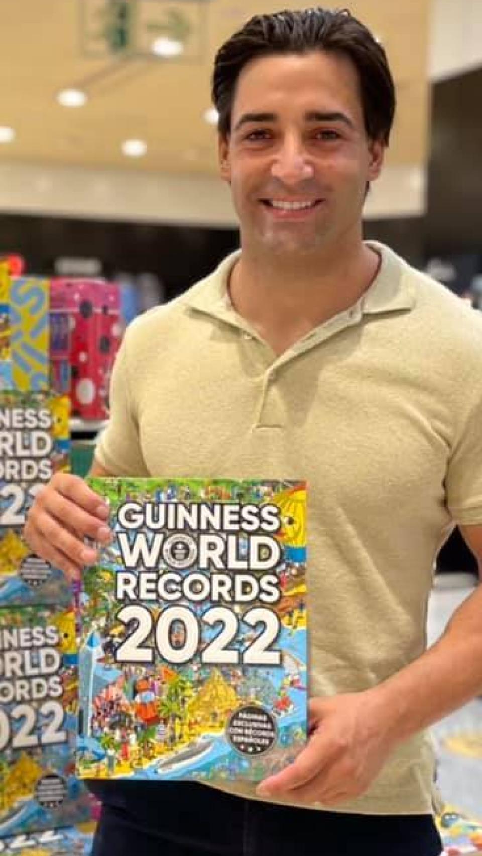 Soler, posando con la edición 68 del libro Guinnes World Record, donde han sido incluidas sus marcas.