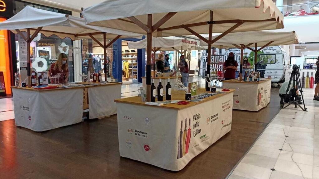 Los disferentes stands de la feria del vino de Vallsur