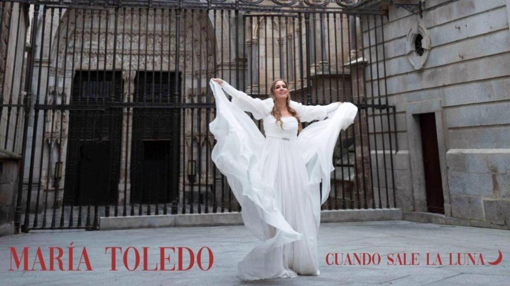 María Toledo ante la Puerta del Reloj de la catedral primada.