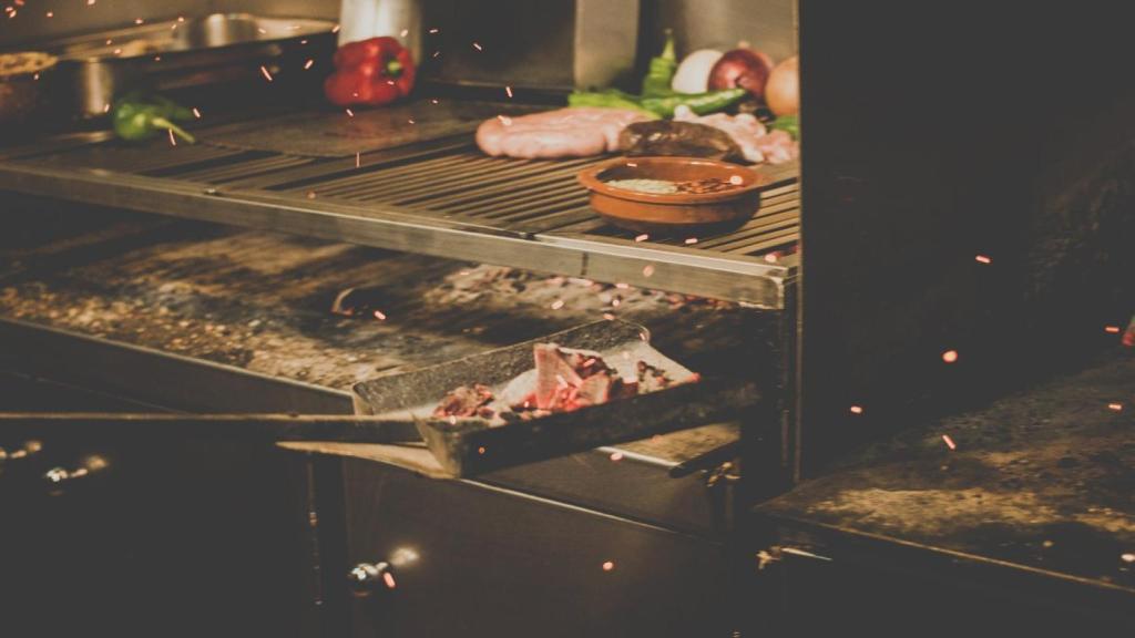 La parrilla de El Farolito lleva encendida desde hace ya muchos años en calle Beatas .