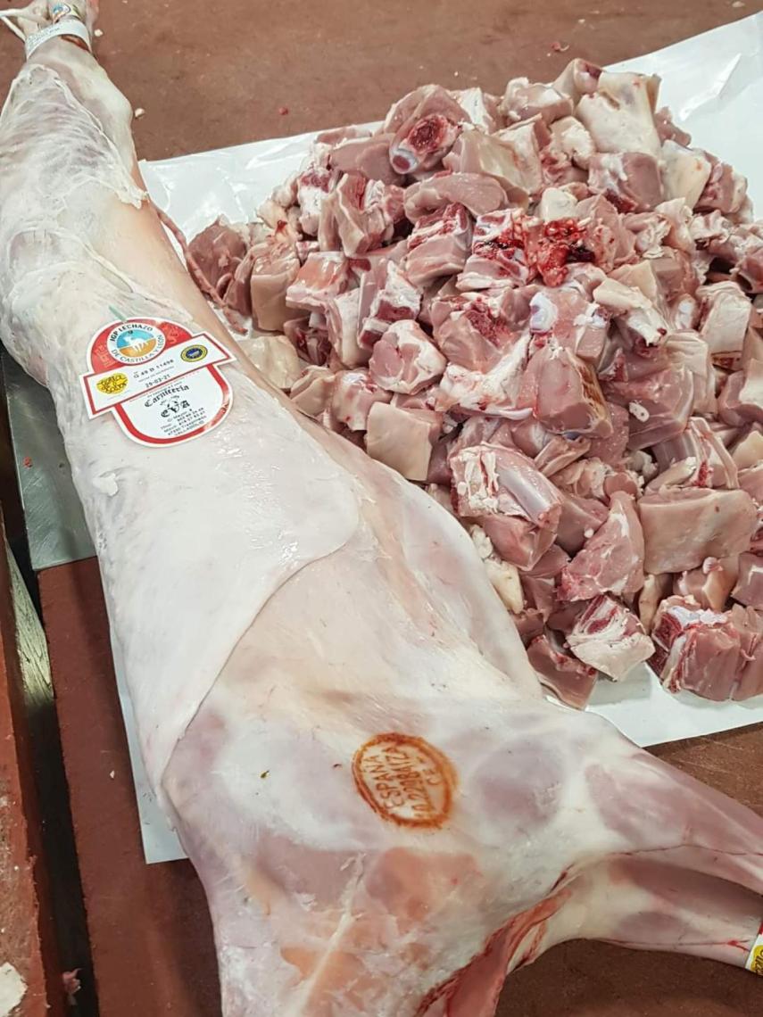 Lechazo troceado preparado para su elaboración