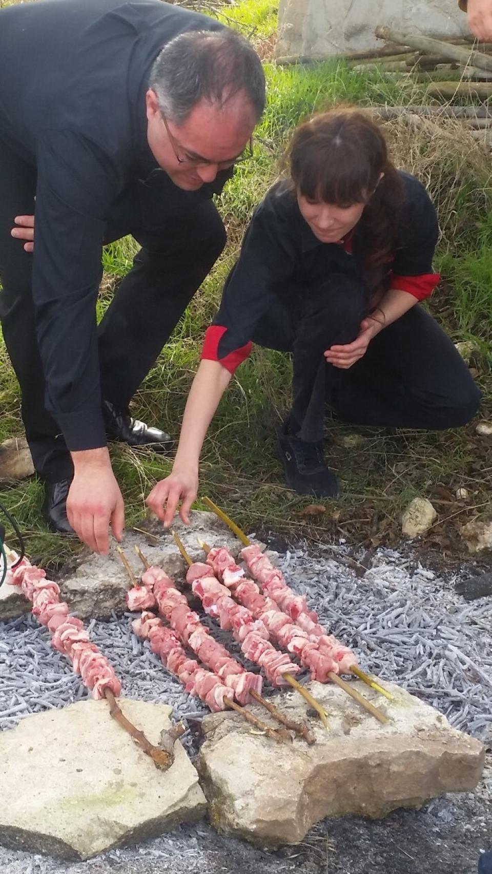 Asadores de Traspinedo cocinan el lechazo como antaño hicieron los pastores