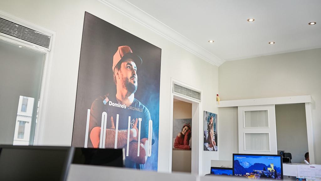 Lolito, otros de los representados por Vizz, en un póster que decora las paredes de la agencia.