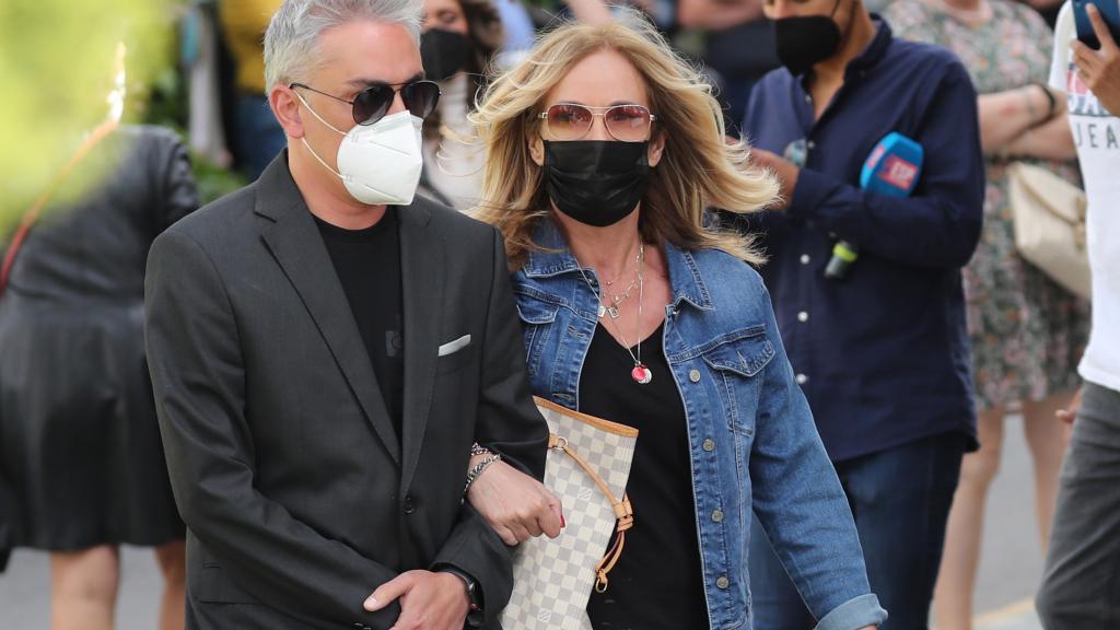 El colaborador Kiko Hernández junto a su gran amiga Belén Rodríguez en el último adiós a Mila Ximénez.