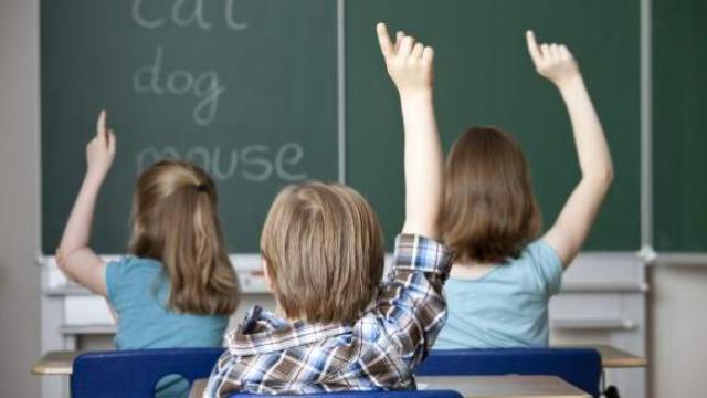 Varios alumnos en una clase de inglés.