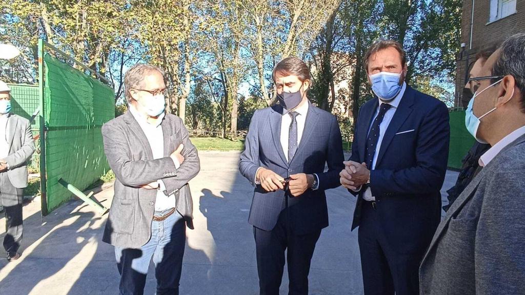 El alcalde con Suárez-Quiñones y Saravia en la visita al edificio Puente Colgante